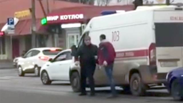 Видео: мужчина налетел с кулаками на водителя скорой посреди дороги в Краснодаре