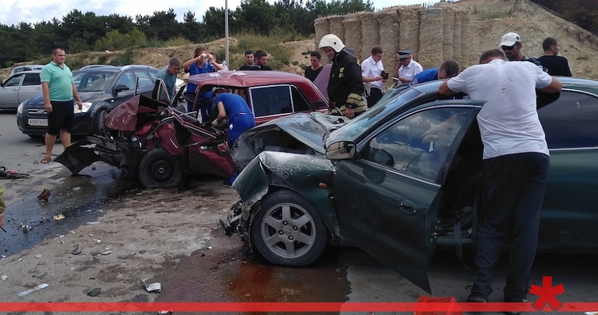 В ДТП на Камышовом шоссе в Севастополе пострадало шесть человек