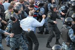 Беспорядки на Болотной площади 6 мая 2012 года. Фото: Сергей Михеев/РГ Кто бросил камень . Первые обвинения за Болотную