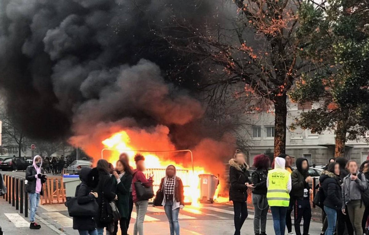 Протесты школьников и студентов в Марселе Протесты школьников и студентов в Марселе