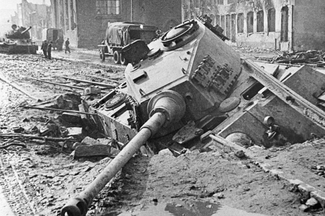 Т-34-85, подожженный панцерфаустом, и замечательные очки, спасшие мехвода Т-34-85, подожженный панцерфаустом, и замечательные очки, спасшие мехвода