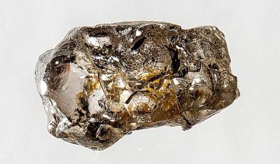 Алмаз длиной всего 5 мм образовался глубоко в мантии. (Фото Richard Siemens / Univ. Alberta.)