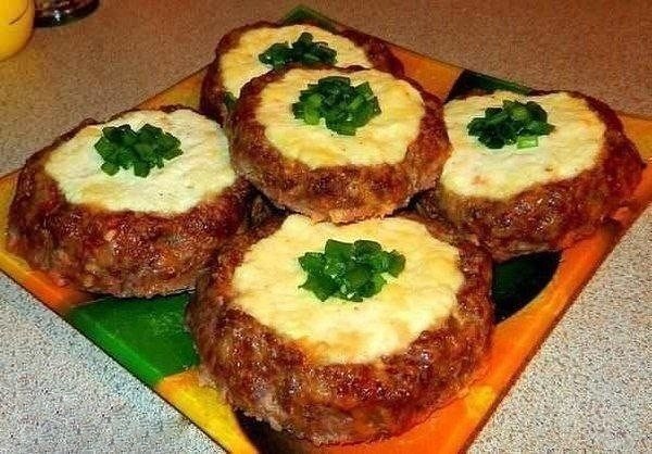 Мясные "ватрушки" - быстрый ужин.