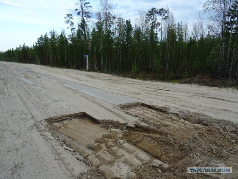В Томской области мужчина разобрал и украл единственную дорогу в село