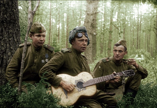 Т-34-85, подожженный панцерфаустом, и замечательные очки, спасшие мехвода Т-34-85, подожженный панцерфаустом, и замечательные очки, спасшие мехвода