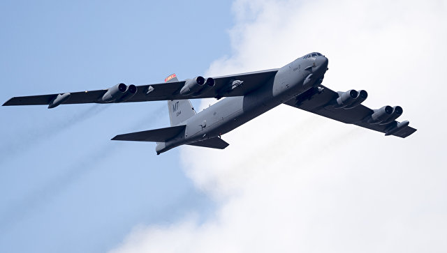 Молния пробила в бомбардировщике B-52 дыру размером с человека Молния пробила в бомбардировщике B-52 дыру размером с человека