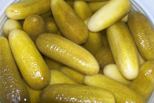 В Лос-Анджелесе строго запрещено продавать соленые огурцы, потому что люди могут оскорбиться видом и запахом овоща.