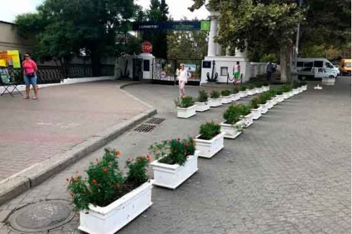 В Севастополе перегородили проезд бетонными клумбами