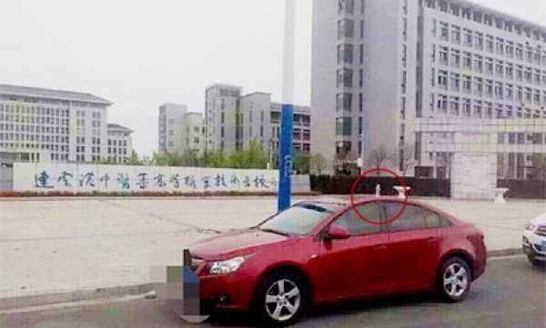 Простой способ снять студентку - выставить на капот авто бутылку с водой (8 фото) Простой способ снять студентку - выставить на капот авто бутылку с водой (8 фото)