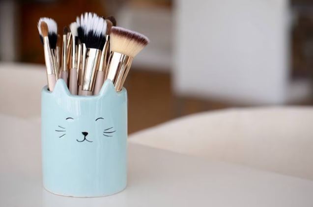 Почему необходимо чистить кисти для макияжа и как это делать правильно