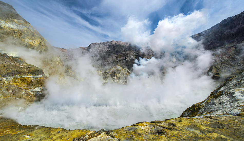Кипящее озеро, Доминиканская республика
В центре этого 70-метрового озерка вода постоянно находится в кипящем состоянии, что сильно затрудняет проведение корректных измерений его температуры, но она колеблется в диапазоне от 82 до 92 градусов. Ученые считают, что этот покрытый паром котлован на деле является либо фумаролой (трещина и отверстие в кратере и у подножия вулкана, служащее источником горячих газов), либо чем-то вроде вентиляционного отверстия, которое ведет прямиком к вулканической магме.