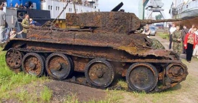 Археологи обнаружили в лесу старый танк. Когда открыли его — не поверили своим глазам! Археологи обнаружили в лесу старый танк. Когда открыли его — не поверили своим глазам!