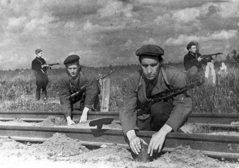Как советские партизаны клином «вышибали» немецкие эшелоны Как советские партизаны клином «вышибали» немецкие эшелоны