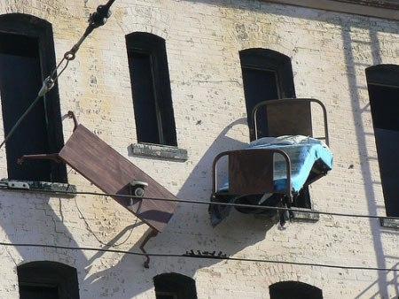 В Англии запрещено вывешивать кровать из окна.