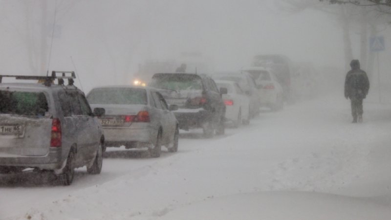 Более 700 машин на Кубани застряли на дорогах из-за снегопада