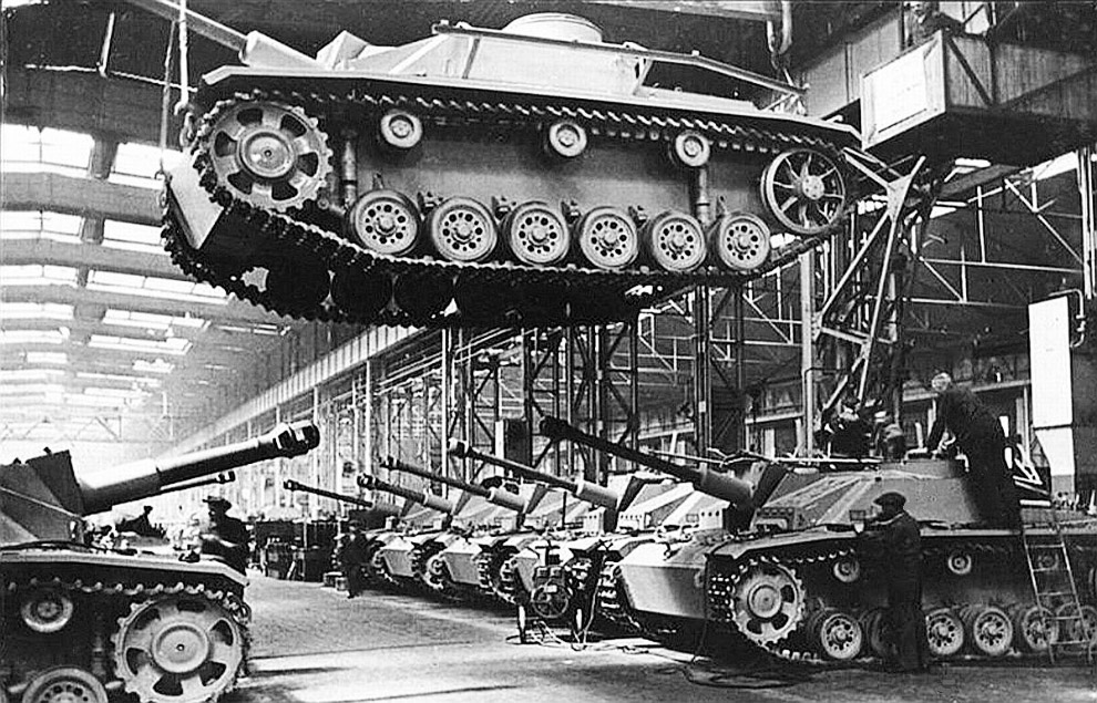 Подготовка танка Штурмгешютц III, Германия, 1943 г. Подготовка танка Штурмгешютц III, Германия, 1943 г.