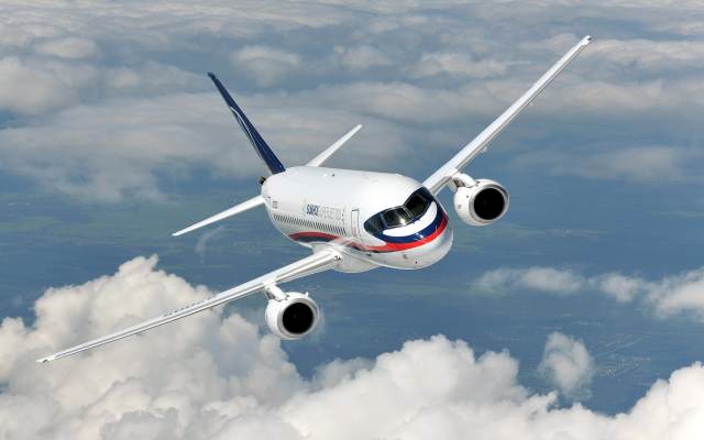 Superjet 100 совершил аварийную посадку в Барнауле