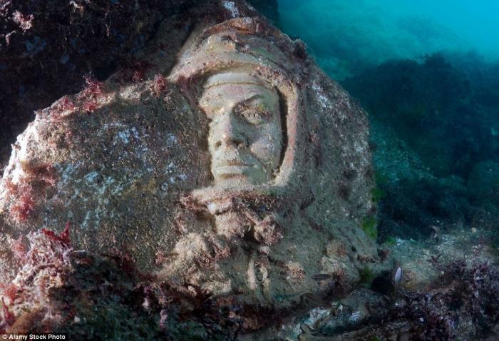 Подводный музей «Аллея вождей» на мысе Тарханкут в Крыму (15 фото) Подводный музей «Аллея вождей» на мысе Тарханкут в Крыму (15 фото)
