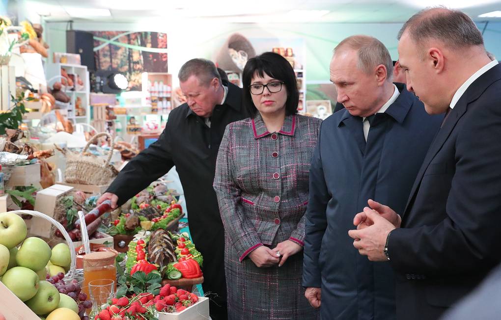 Полномочный представитель президента РФ в Южном федеральном округе Владимир Устинов, генеральный директор ООО "Зеленый дом" Евгения Бабичева, президент России Владимир Путин и глава Республики Адыгея Мурат Кумпилов Михаил Климентьев/пресс-служба президента РФ/ТАСС