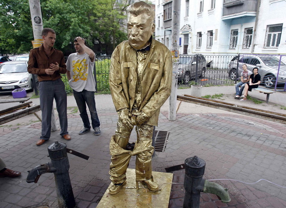 Писающий Сталин Stalin Ucraine Писающий Сталин