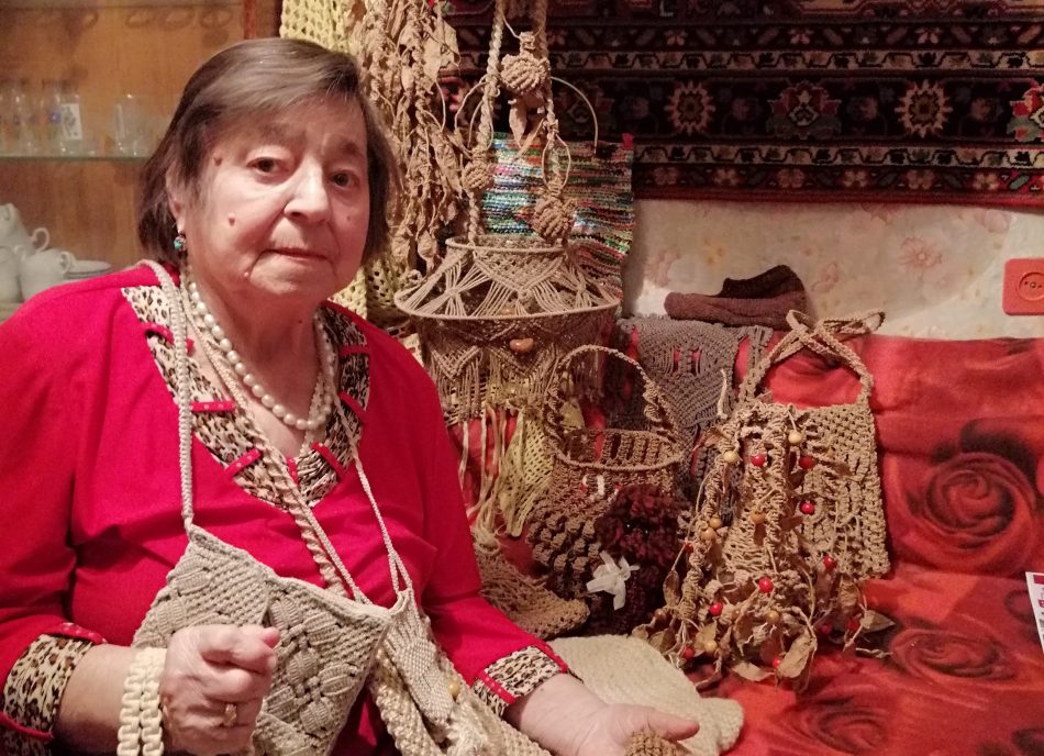 Жительница Туристской улицы вяжет на счастье черепашек