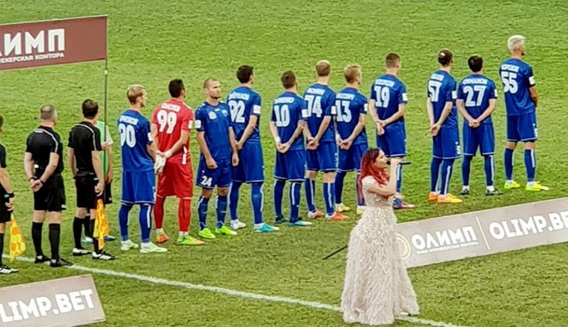 Украинский игрок российской клуба демонстративно отворачивается от флага России