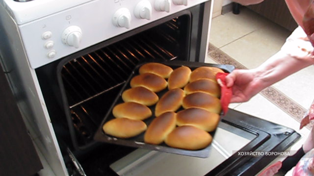 вынимаю пирожки из духовки