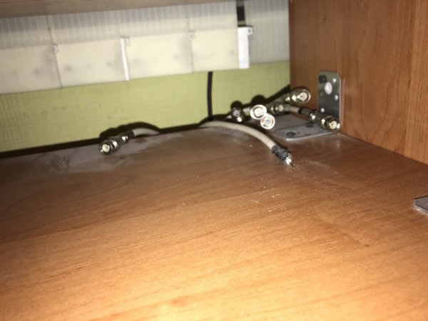 Лицом в пол и никому не двигаться!
