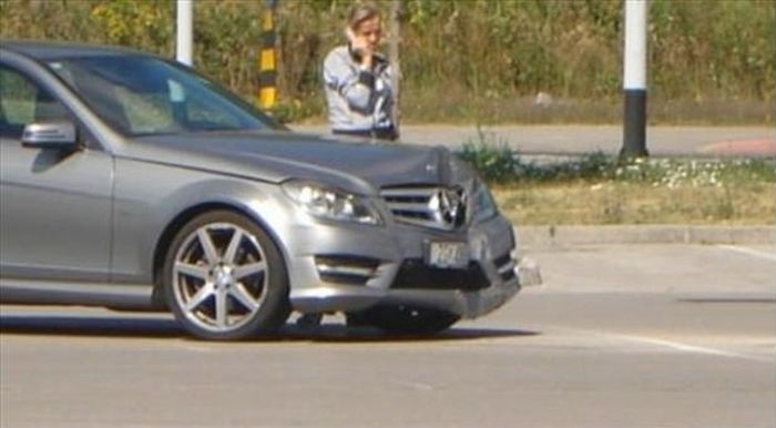 Пустая парковка, столб и женщина за рулем