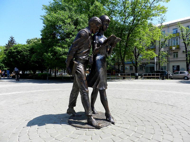 Памятник Шурику и Лидочке  ссср, краснодар, кино, операция ы, шурик, лидочка