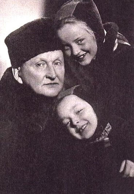 1039 Маша и Настя Вертинские с папой Александром Николаевичем.jpg 1039 Маша и Настя Вертинские с папой Александром Николаевичем.jpg