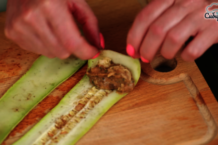 Кабачковые рулетики с ароматной овощной смесью и сыром: шаг 7