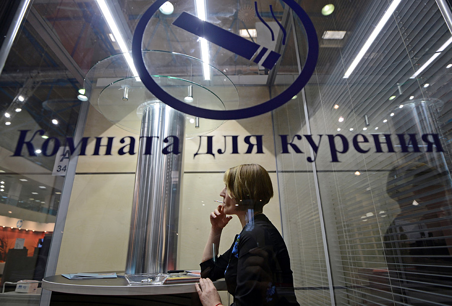Депутаты Единой России просят разрешить курить в аэропорту ради матерей с детьми