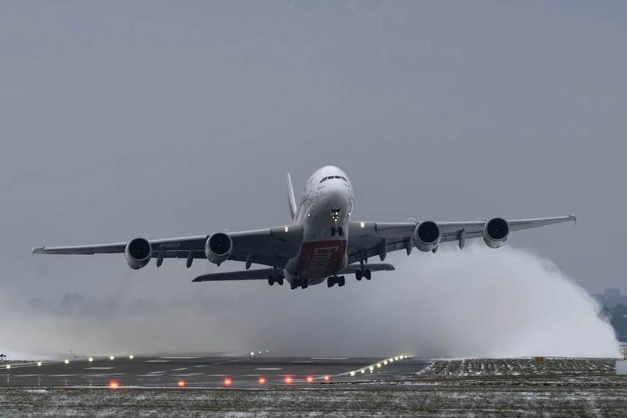 Мощь! Видео взлета A380 в снежном облаке