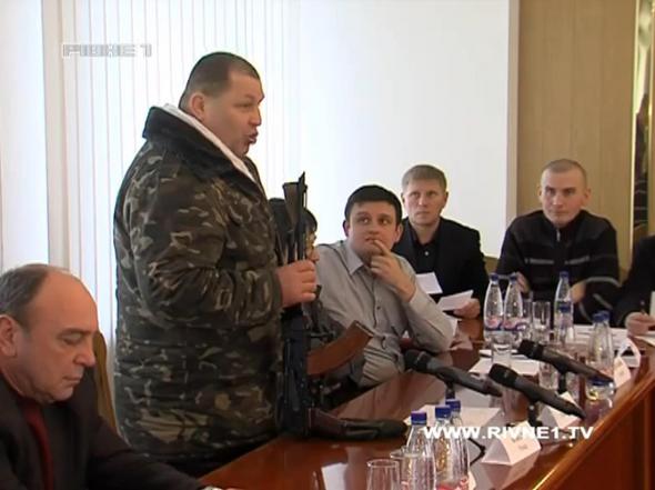 Новая власть на Украине: Никто нам не указ, какое оружие носить. Видео