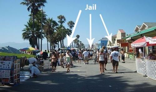 В Барселоне нельзя ходить в купальниках по улицам.