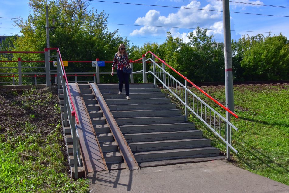 В Бутырском отремонтировали ступеньки наземных пешеходных переходов через ж/д пути