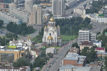 Движение транспорта в Екатеринбурге парализовал ремонт одного из перекрестков
