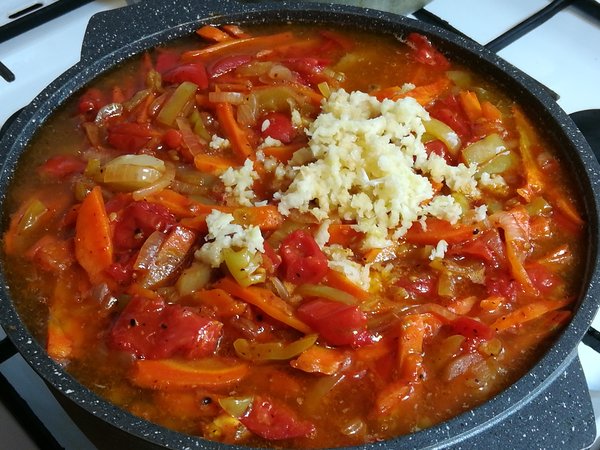 Очень вкусный наваристый и густой суп с овощами, картофелем и рисом по-узбекски Очень вкусный наваристый и густой суп с овощами, картофелем и рисом по-узбекски