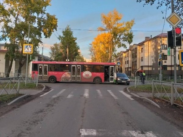 В Хабаровске на полном ходу перевернулся автобус с людьми