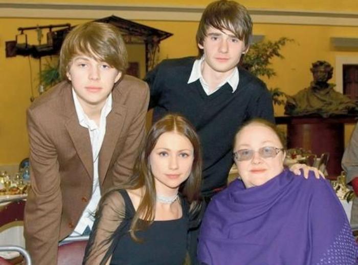 Актриса Екатерина Градова с дочерью Марией Мироновой, внуком и приемным сыном Алексеем (вверху справа) | Фото: lady.tut.by Актриса Екатерина Градова с дочерью Марией Мироновой, внуком и приемным сыном Алексеем (вверху справа) | Фото: lady.tut.by