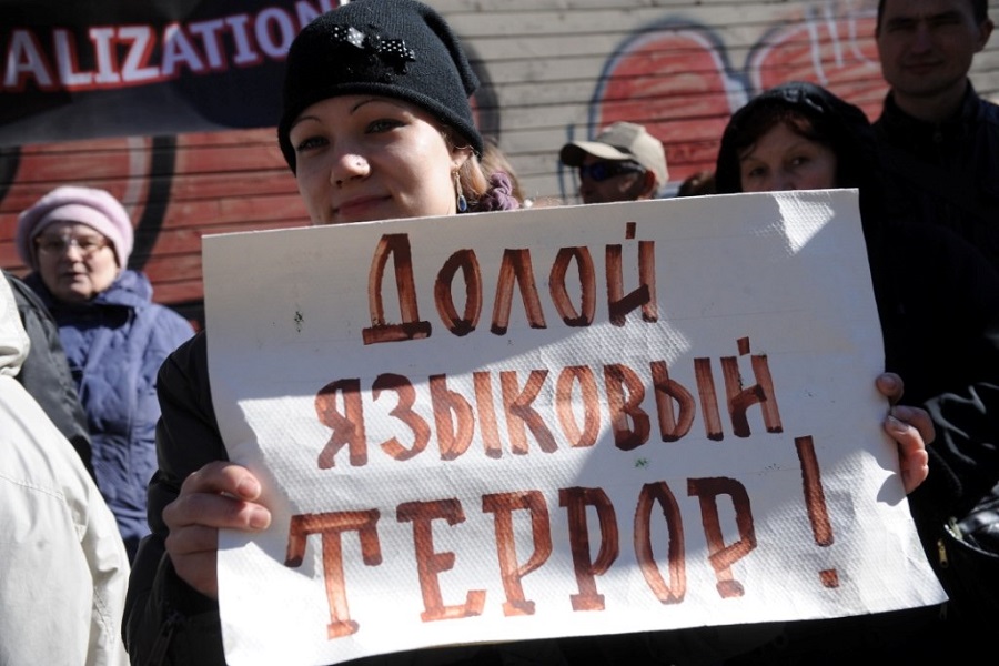 Охотники за «свинособаками» устроят русским языковой террор
