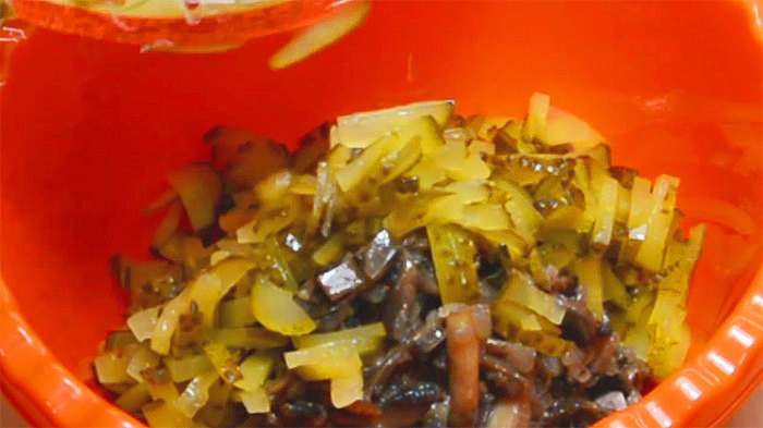 Салат с куриными сердечками, жареными грибами, огурцами и сыром салат с куриными сердечками, пошаговый рецепт с фото, видео рецепт, фоторецепт, рецепт, салат, ужин, кулинария, видео, длиннопост