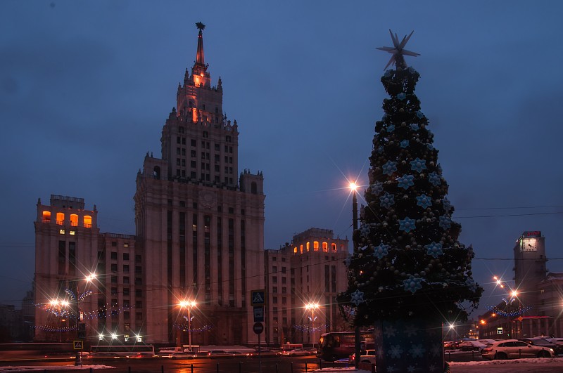 Административно-жилое здание у Красных ворот, москва, вечер, сталинские высотки