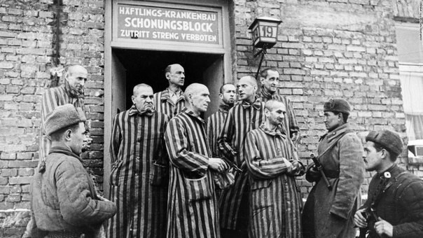 Советские солдаты освобождают узников Освенцима, 1945 г. Советские солдаты освобождают узников Освенцима, 1945 г. история, события, фото