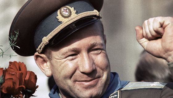 Космонавт Алексей Леонов стал героем Советского Союза