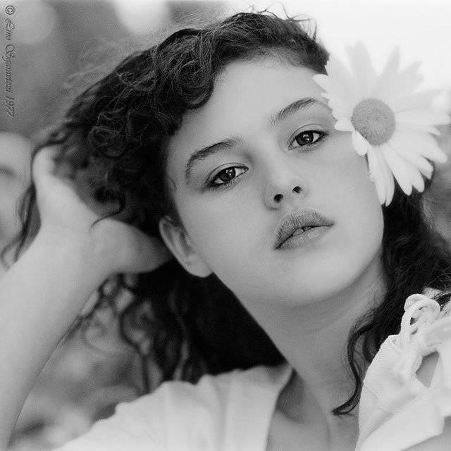 Фотографии Моники Беллучи, начиная с 1977 года, когда ей было всего 13 лет, вплоть до 2018-го года Фотографии Моники Беллучи, начиная с 1977 года, когда ей было всего 13 лет, вплоть до 2018-го года