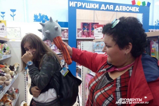По мнению психологов, дети бегут за игрушками от нехватки внимания.