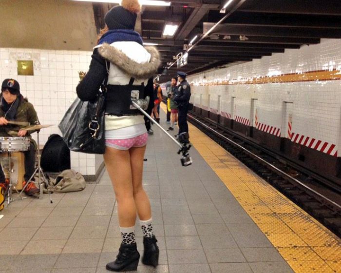 Флешмоб: В метро без штанов без штанов, метро, флешмоб