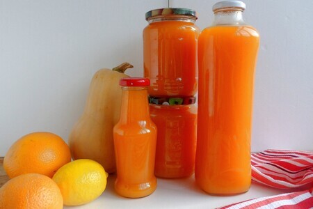 Фото к рецепту: Натуральный сок из тыквы, моркови и цитрусовых на зиму